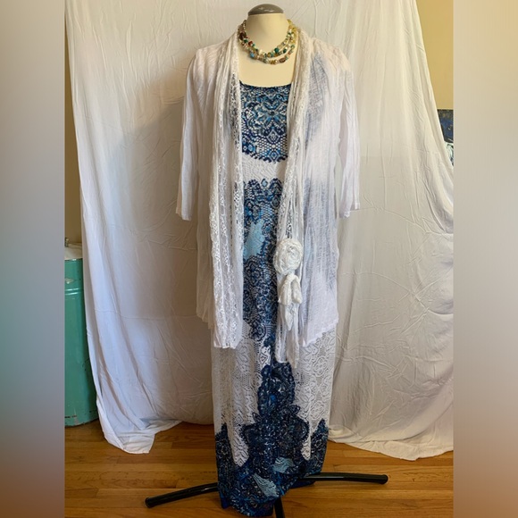 Gorgeous lace overlay dress - Picture 3 of 5